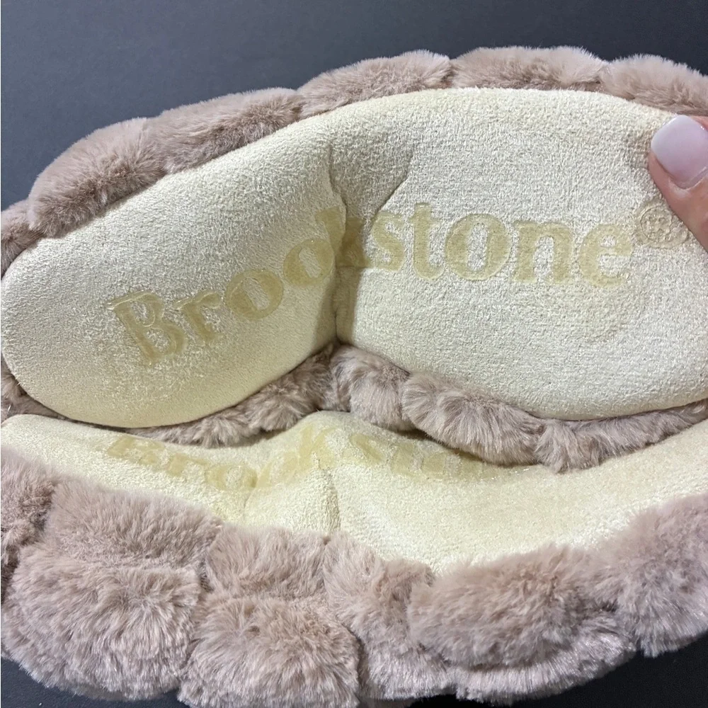 New! Brookstone Plush Slipper Socks in Cream and Tan (shoe size 7-9-1/2) - Picture 2 of 3